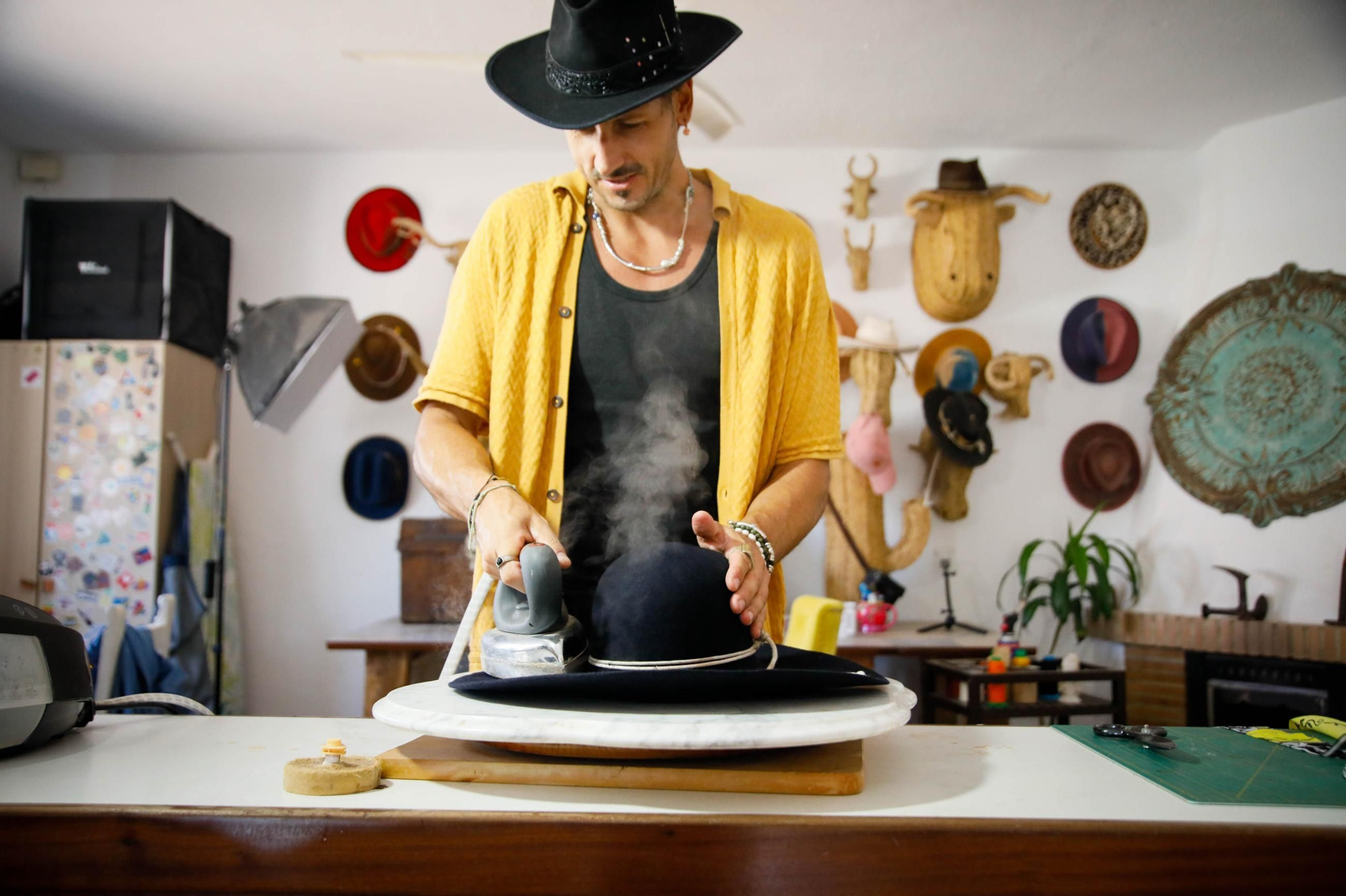 Imágenes del proceso creativo en sombreros de Alejandro Mateo