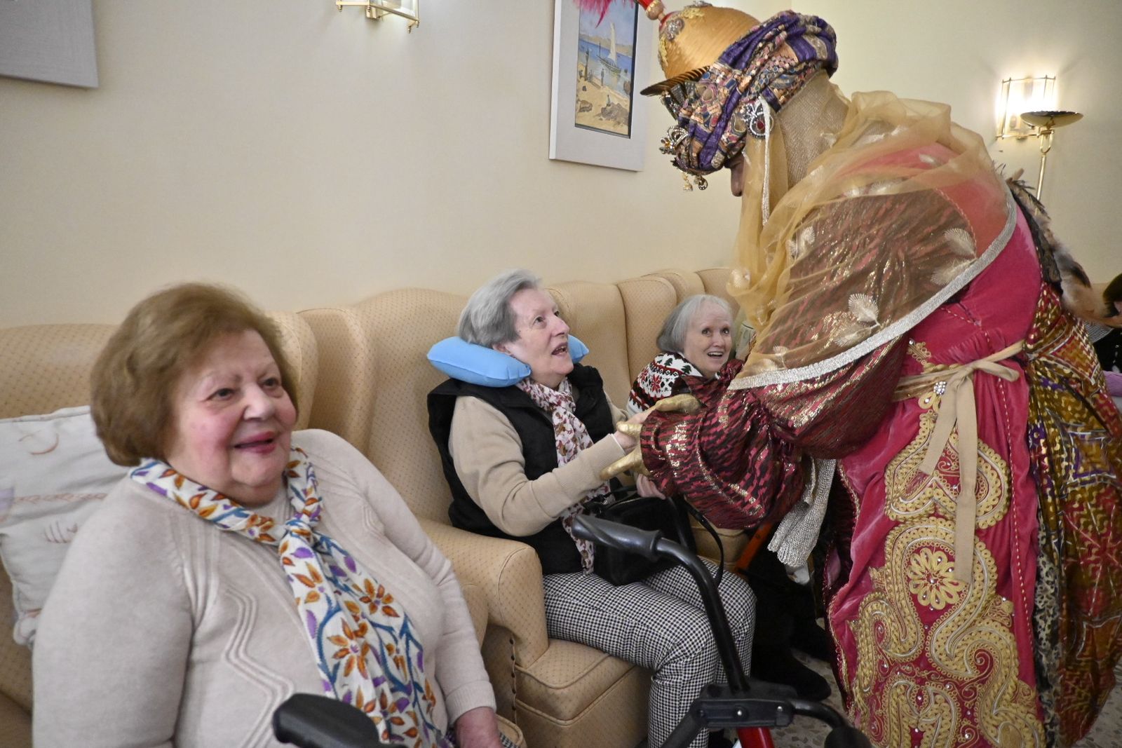 Recorrido fotográfico de los Reyes Magos por el hospital y los centros de mayores en la mañana del 5 de enero en Huelva