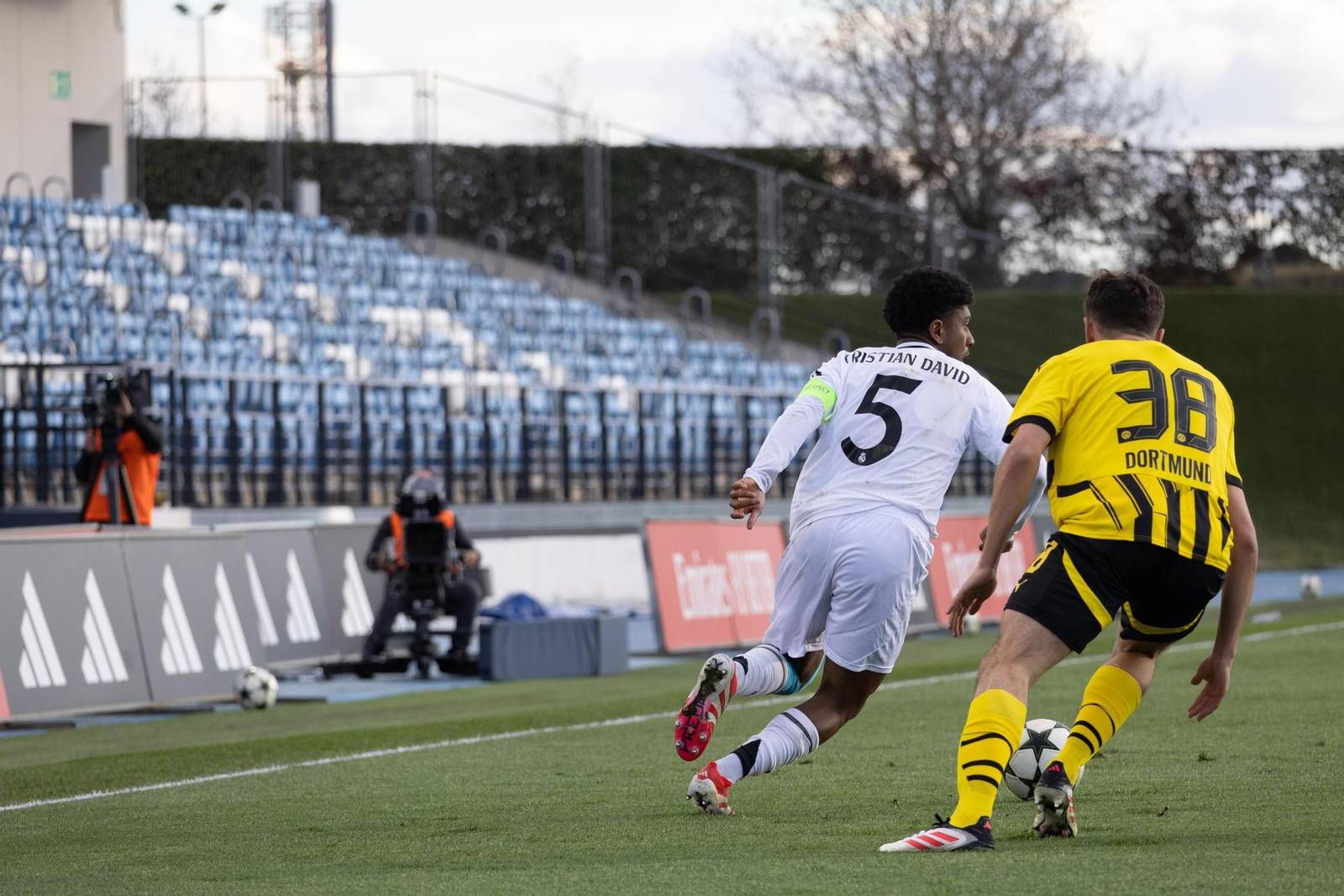 Cristian David conduce el balón durante el encuentro frente al Borussia Dortmund de la UEFA Youth League.