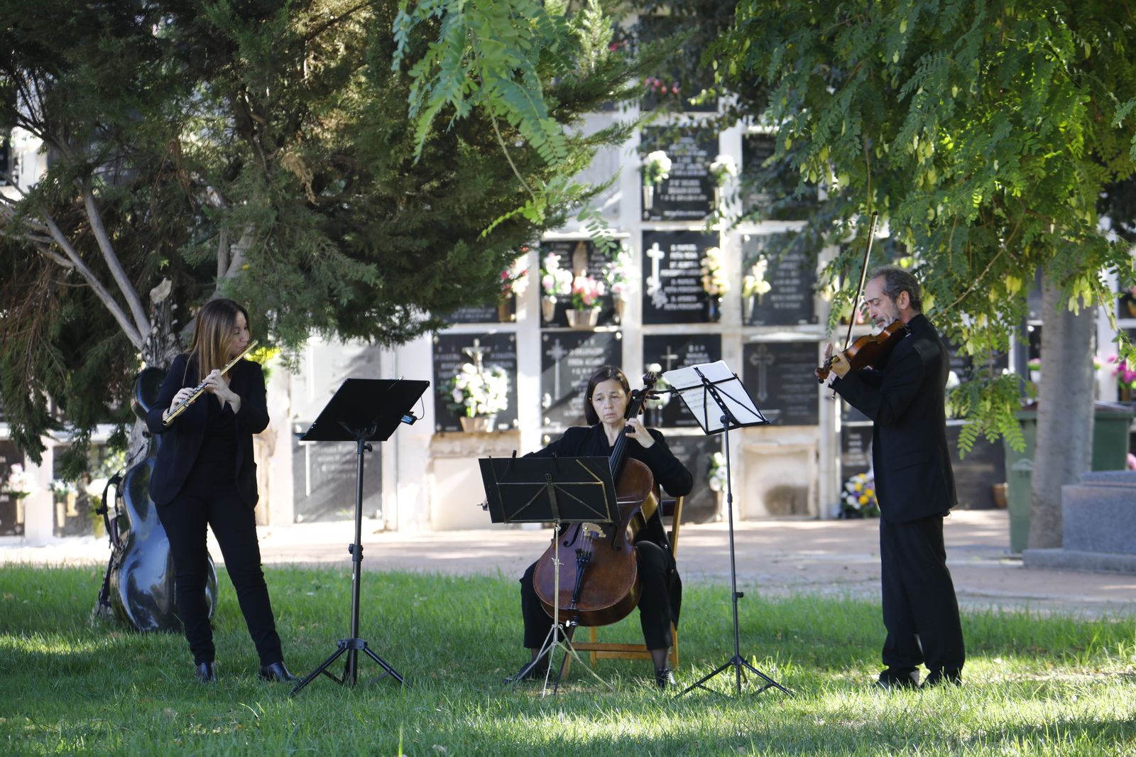 Las imágenes del día de Los Santos en los cementerios de Córdoba