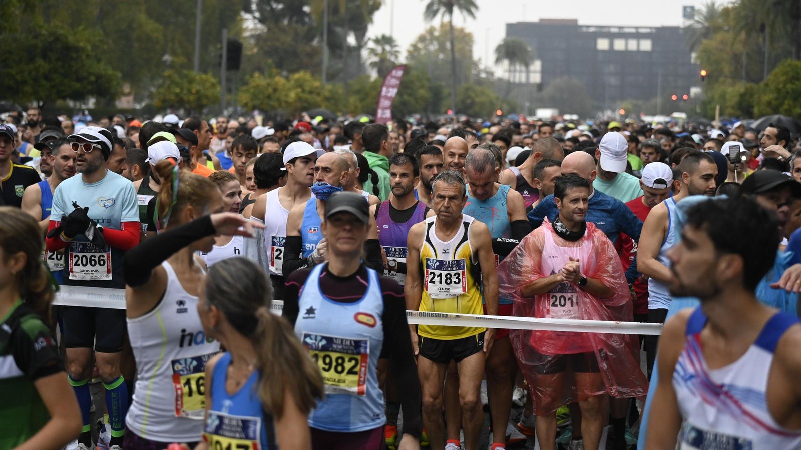 Los atletas, preparados para tomar la salida en la Media Maratón de Córdoba 2025.