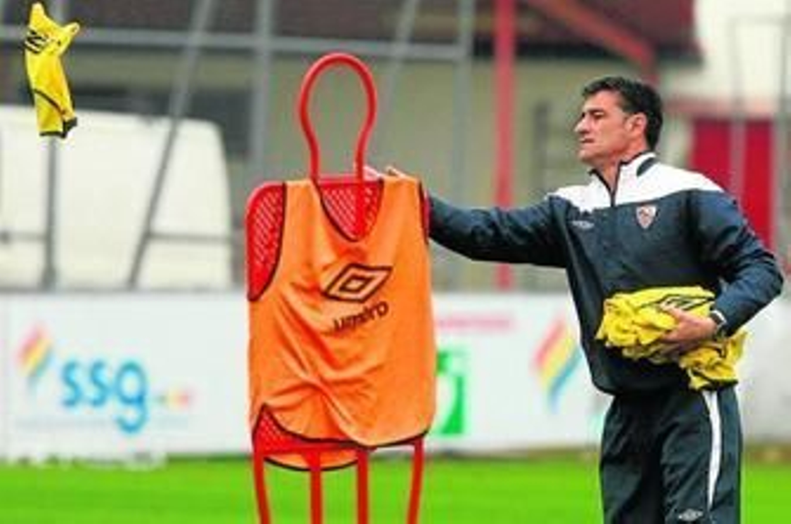Míchel lanza un peto a uno de sus futbolistas en el ensayo a puerta abierta del martes.