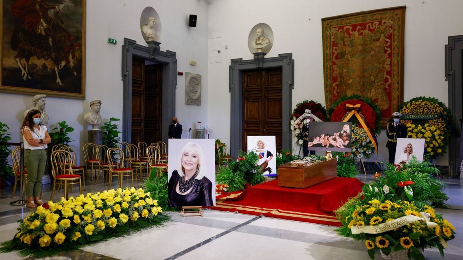 Vista de la capilla ardiente de Raffaella Carrá instalada en el ayuntamiento romano.