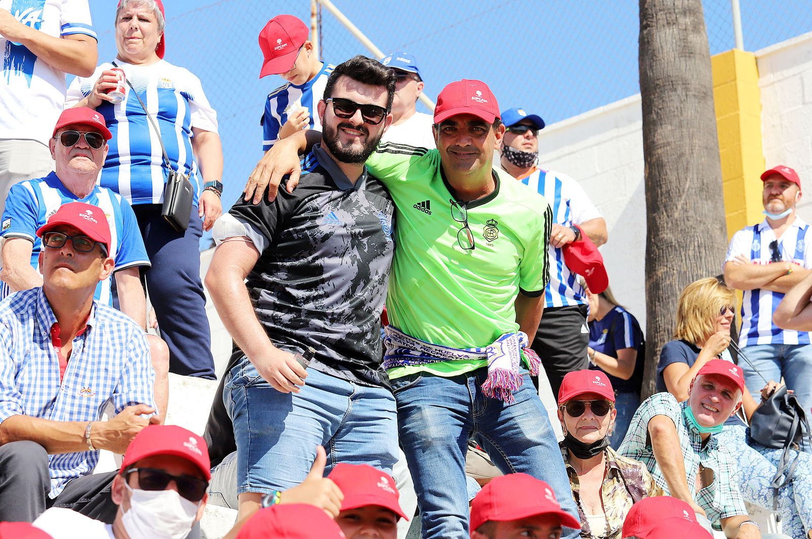 Imágenes de la afición más fiel del Recre en su visita al campo del Antoniano