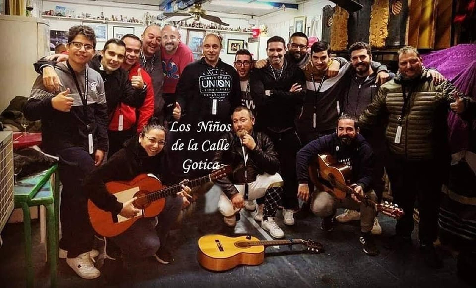 Ascen Bonilla, con los componentes de la chirigota.