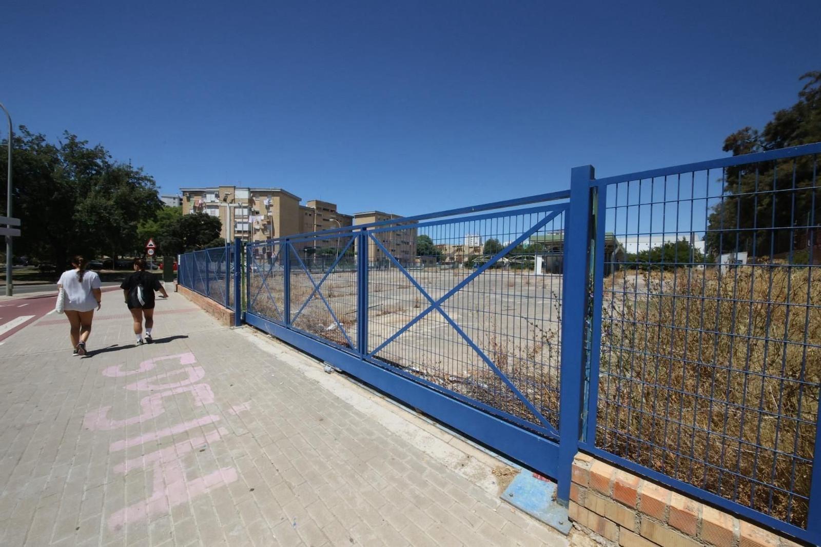 Solar en el que irá ubicado el nuevo parking, entre la calle Pizarro y la avenida de Los Marianistas.