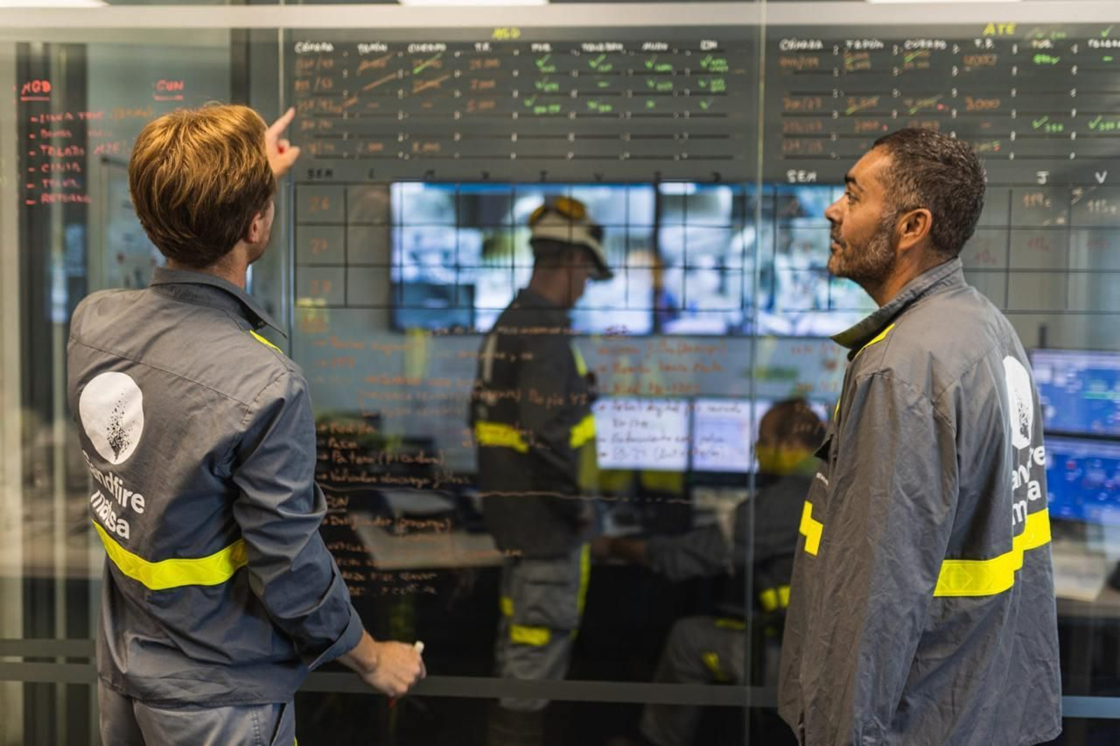 Sala de control de planta de pasta operada por operarios de Sandfire Matsa.