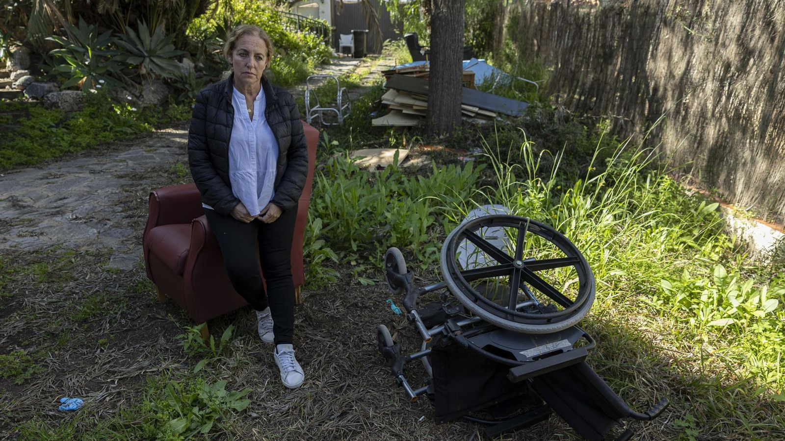 La propietaria de la finca, ante el estado en que ha encontrado la vivienda, alquilada para una residencia.