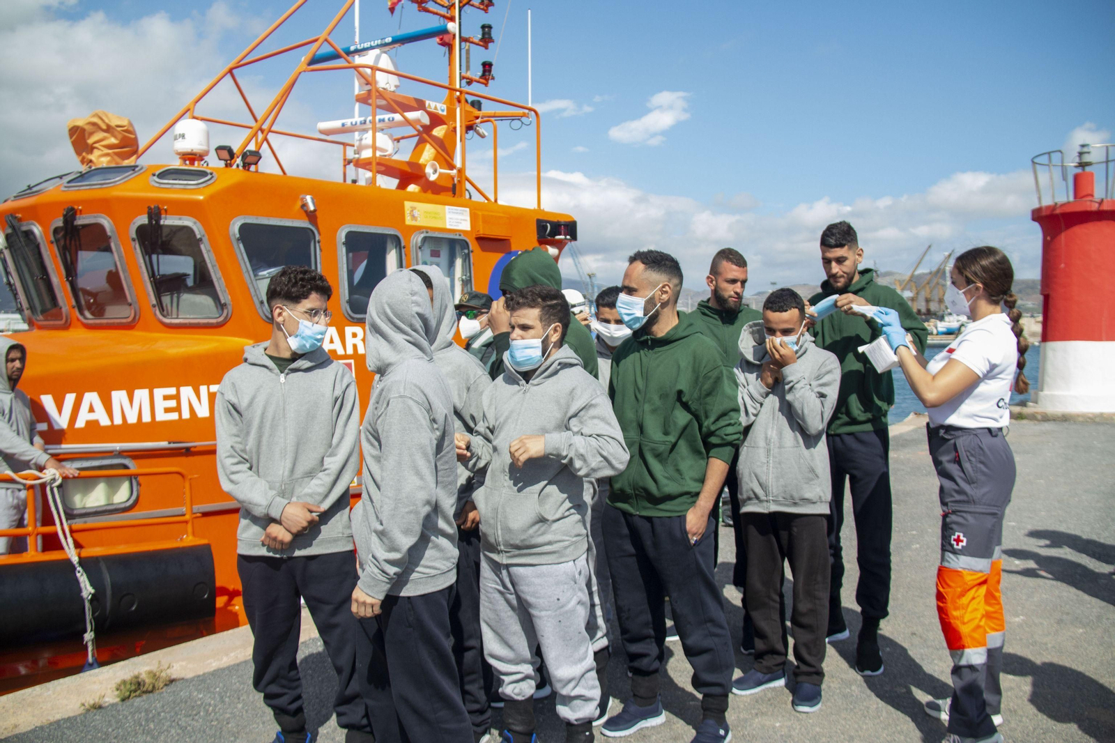 Una voluntaria de Cruz Roja atiende a inmigrantes en Motril Una voluntaria de Cruz Roja atiende a inmigrantes en Motril