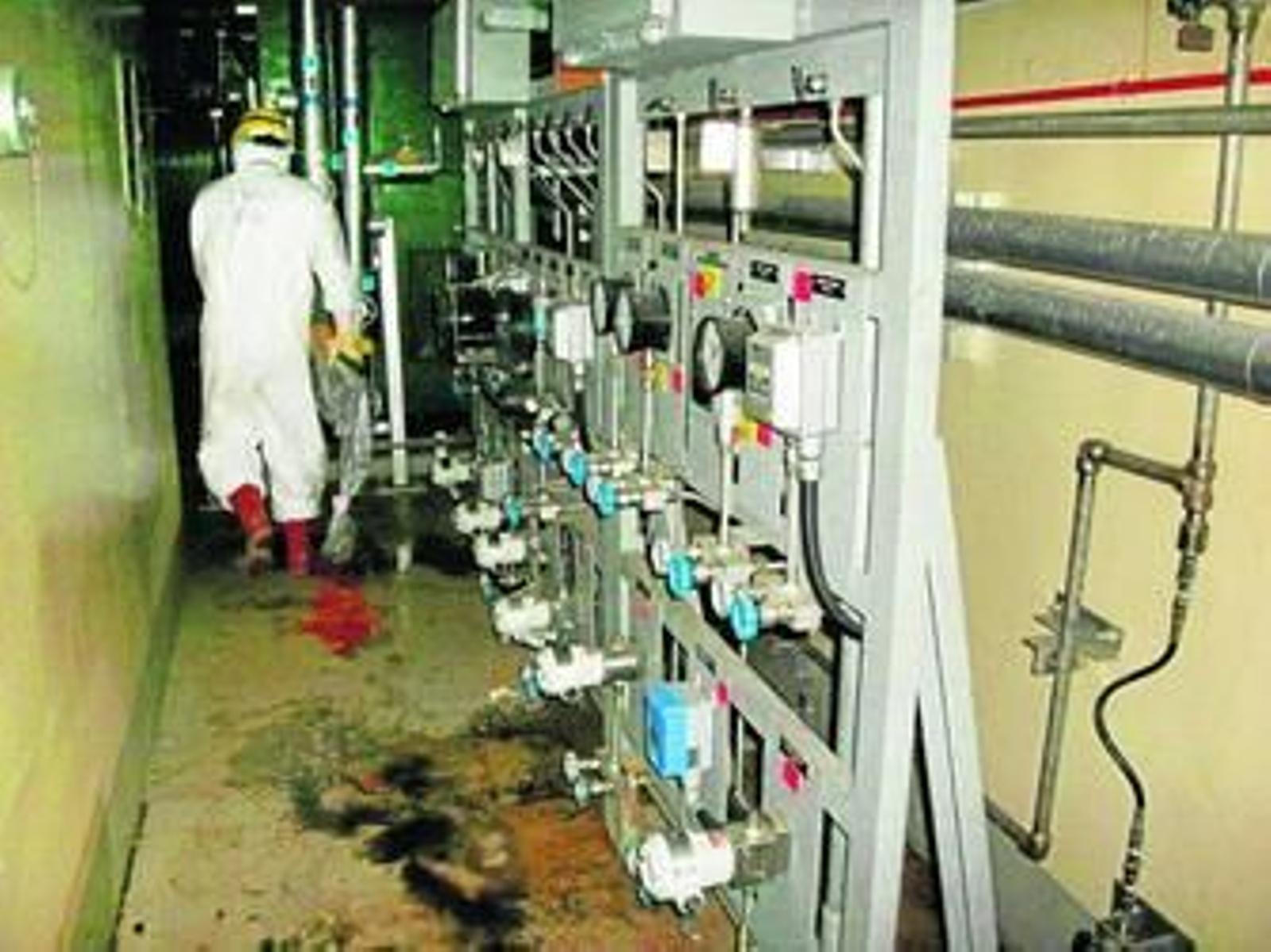 Técnicos de Tepco trabajan en el interior del reactor número 1 de Fukushima, en una foto facilitada por la empresa.