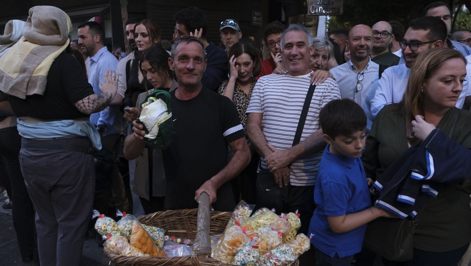 Imágenes de La Magna por las calles de Almería