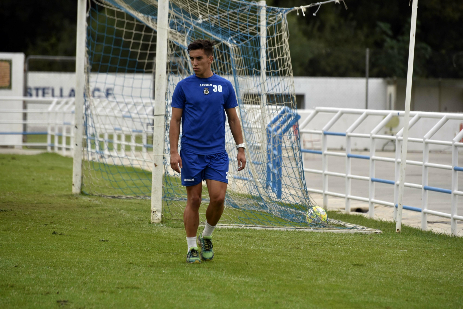 El defensa linense Nacho Holgado, durante un entrenamiento de recuperación