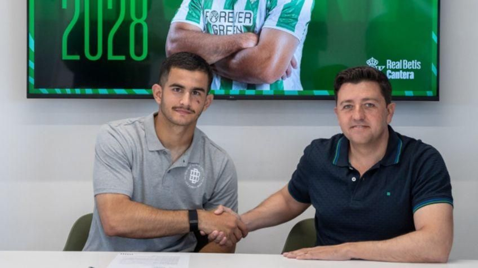 Miguel Calzado y Rodrigo Marina se dan la mano sellando el acuerdo