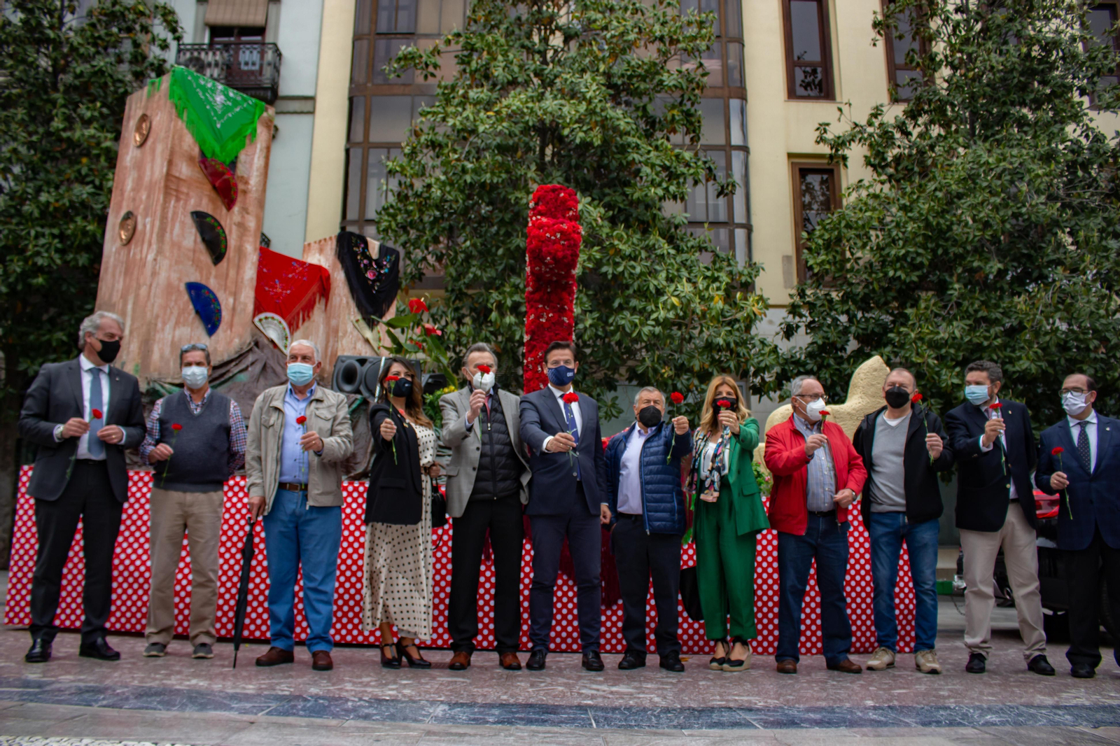 Fotos: el Día de la Cruz de Granada y su animada mañana