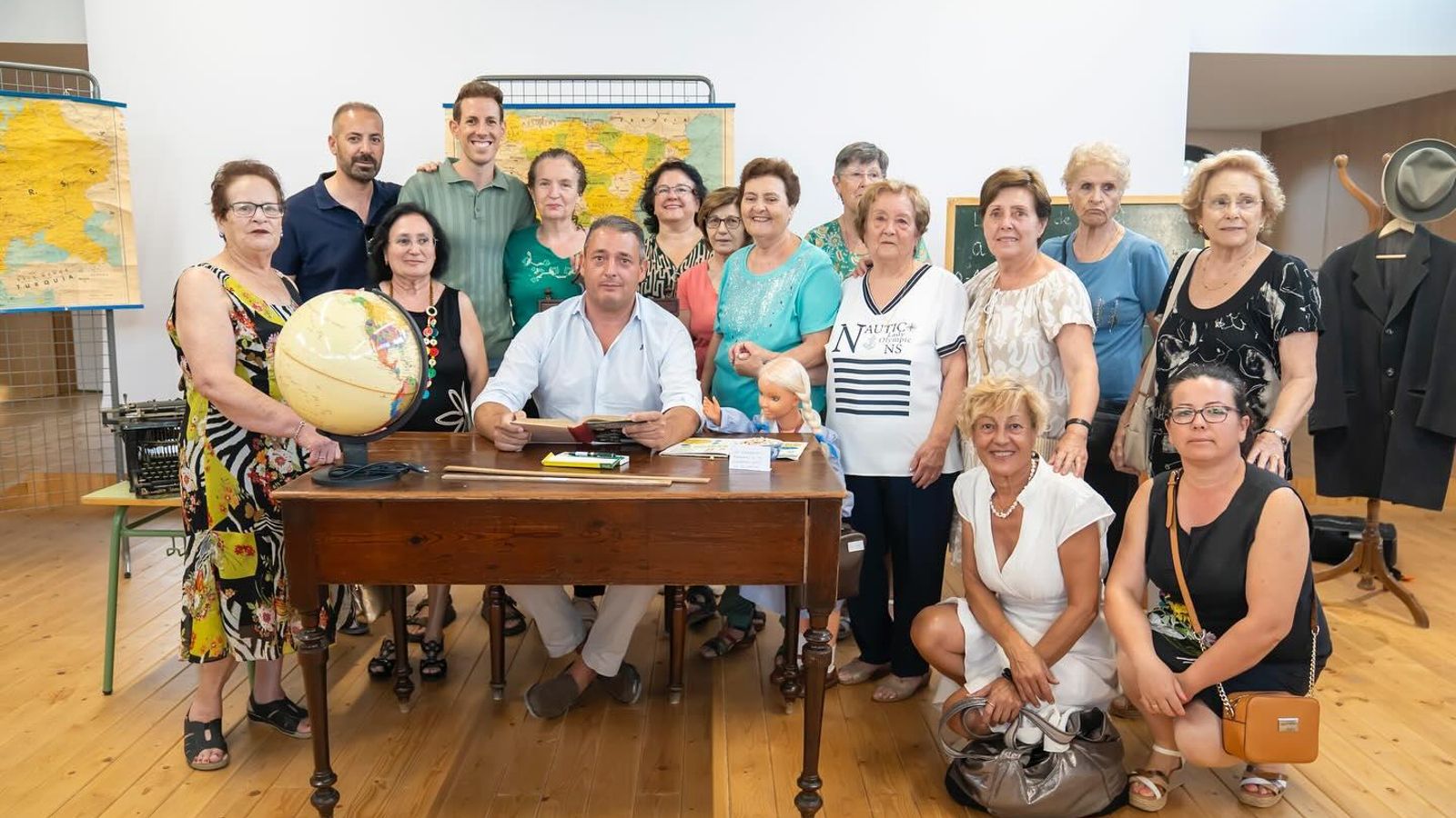 El alcalde ha participado en la inauguración de la exposición 'Un viaje a través de la historia de la escuela'.