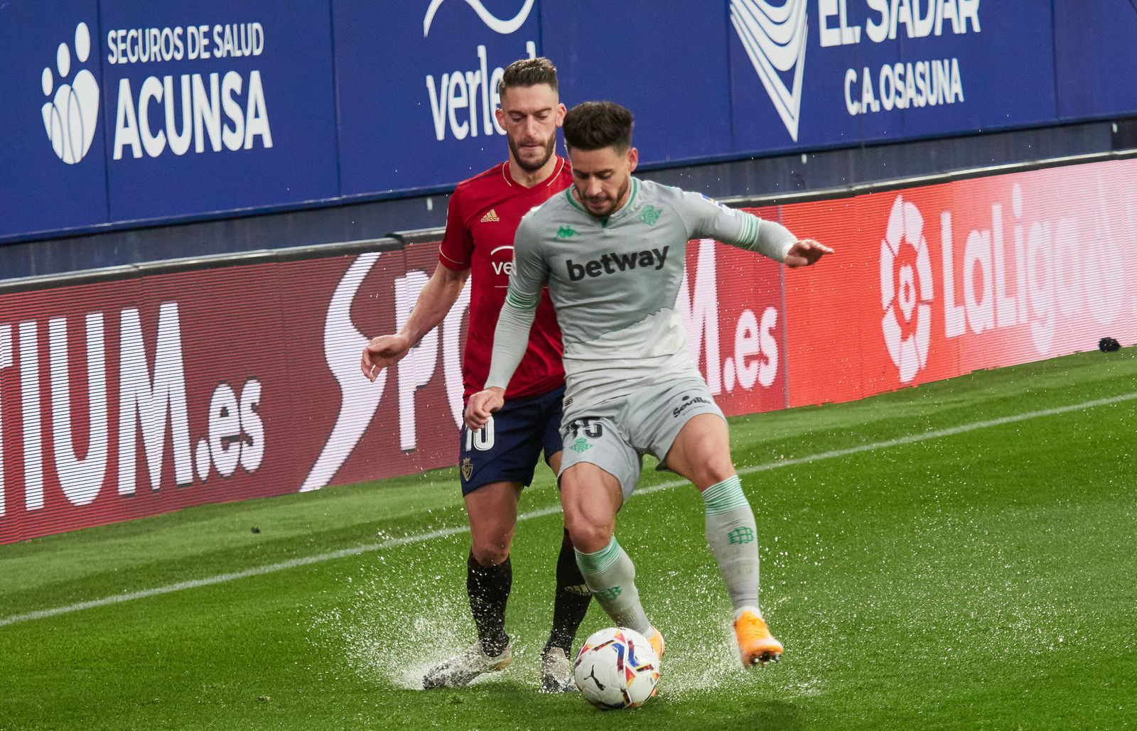Álex Moreno, ante Roberto Torres en un lance del Osasuna-Betis de esta campaña.