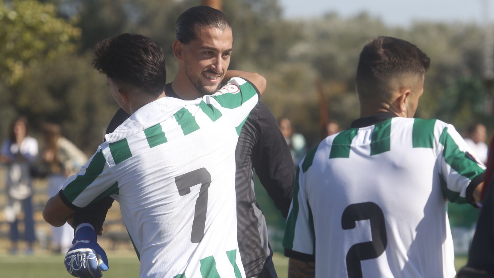 Juan Andrés felicita a Lluís Tarrés tras detener el penalti.
