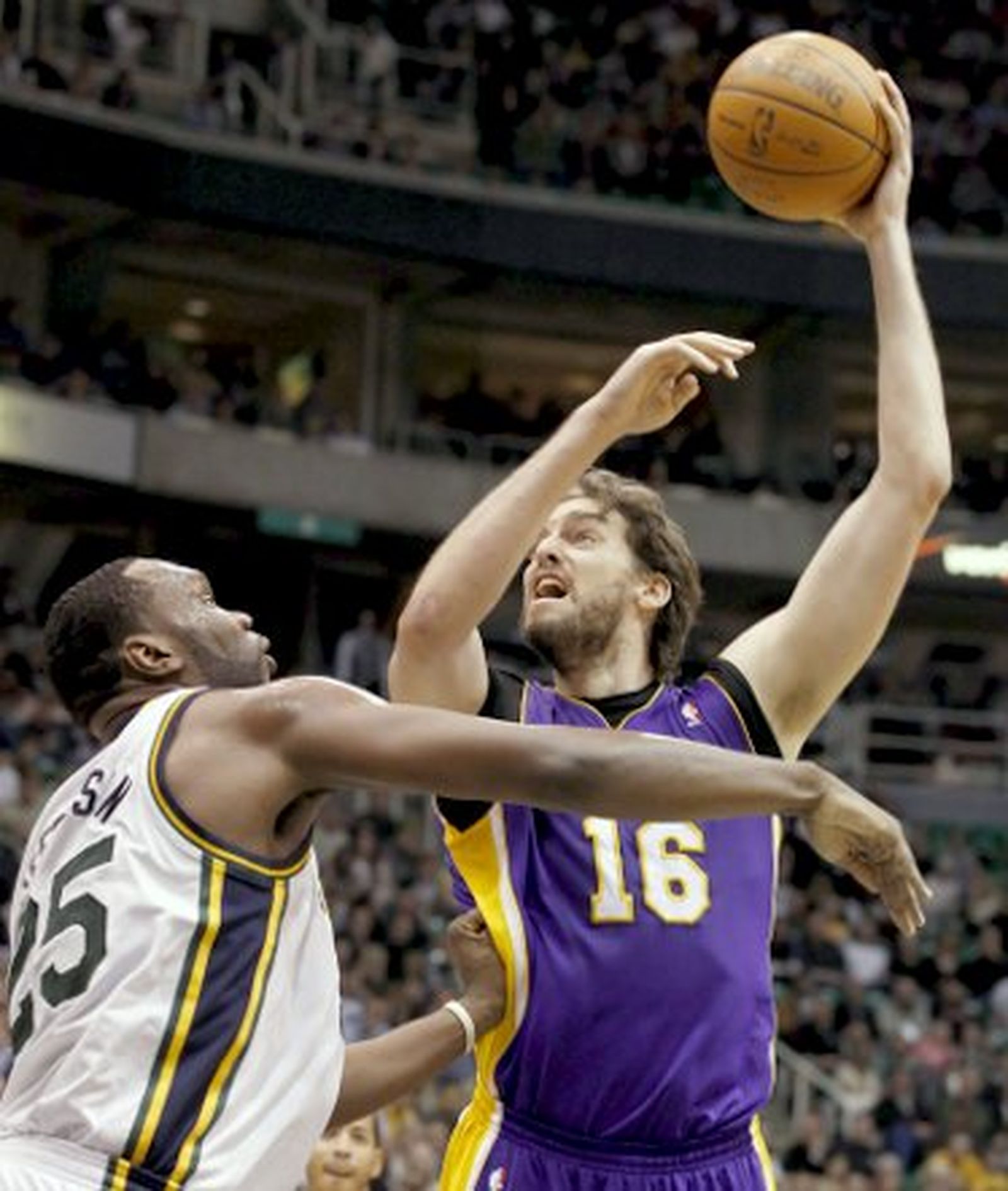 Pau lidera la primera victoria a domicilio de los Lakers