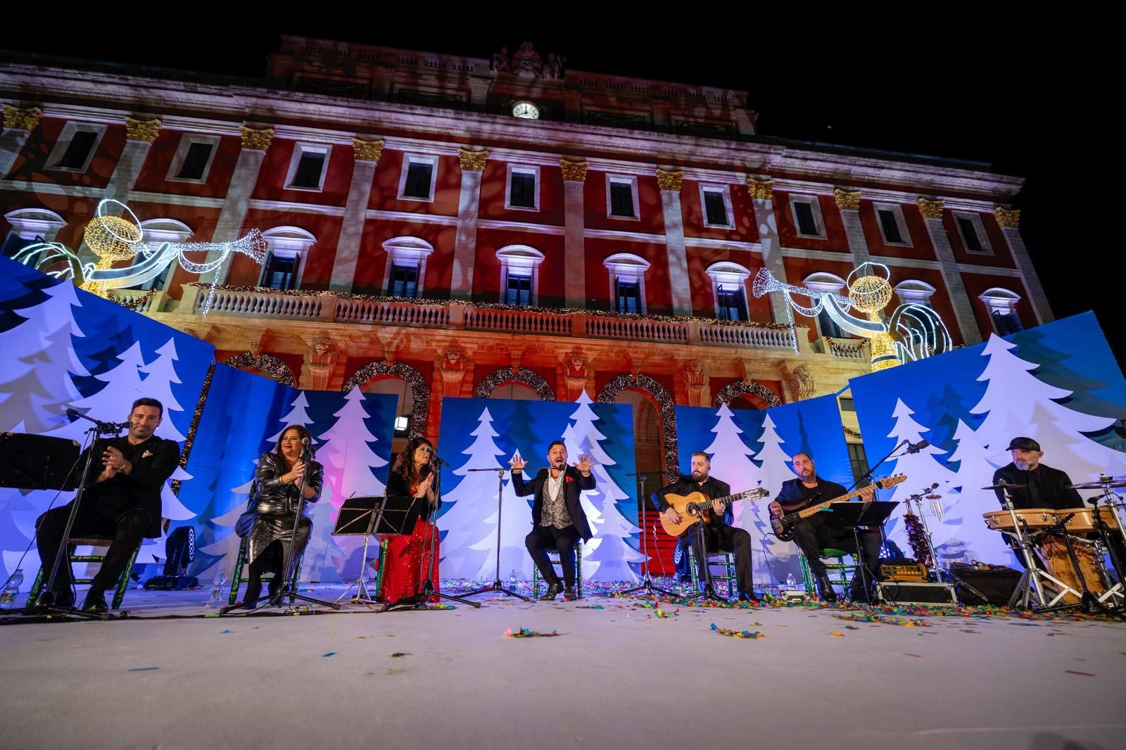 Escenario de la plaza del Rey, que estrenó David Palomar el pasado viernes tras el encendido del alumbrado navideño de San Fernando.