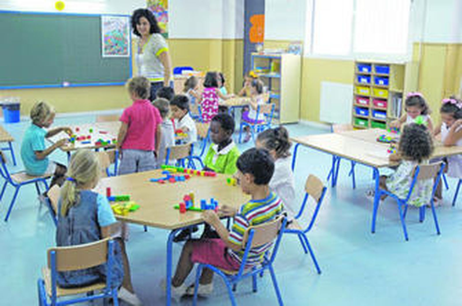 Una maestra atiende a una clase de Infantil en el colegio público Nuevo Bermejales durante el primer día de curso.