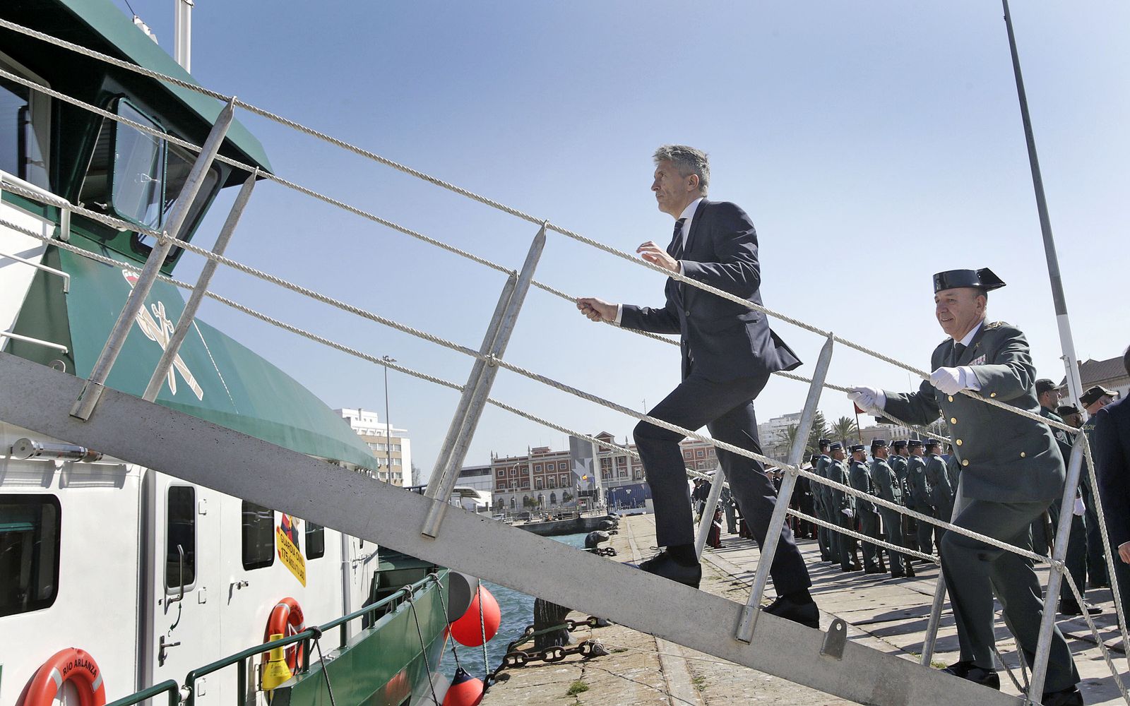 Imágenes del ministro Marlaska en la entrega de una patrullera a la Guardia Civil en Cadiz