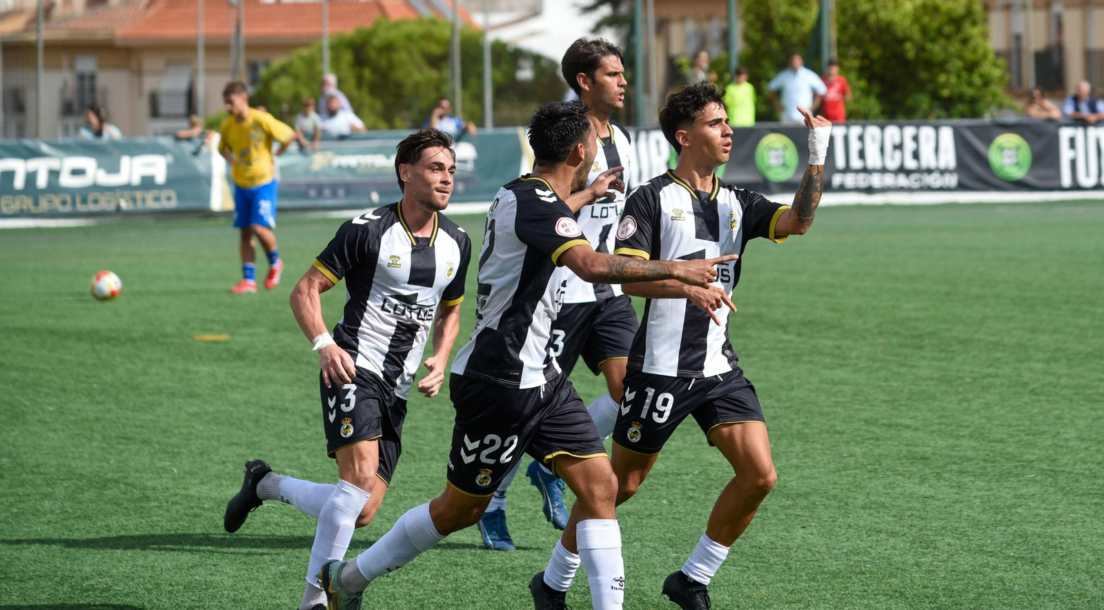 Juaniyo celebra uno de sus goles, rodeado de compañeros