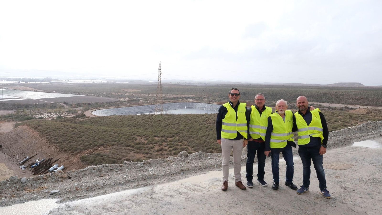 Situación estratégica: la balsa que se está construyendo se encuentra en el en el paraje de El Jabonero, cerca de la Villa de Níjar, donde ACUAMED ya tiene otra [se ve al fondo]. Su situación le permitirá distribuir el agua sencillamente por fuerza de gravedad.