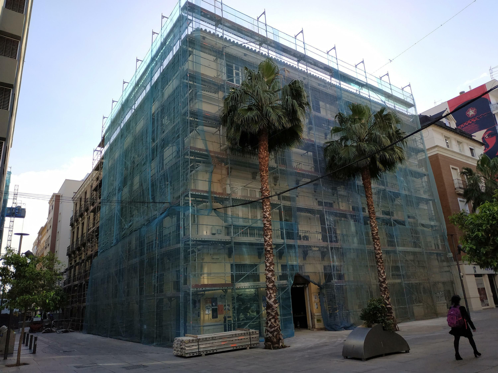 Instalación del andamiaje en los edificios que acogerán el hotel de 4 estrellas.