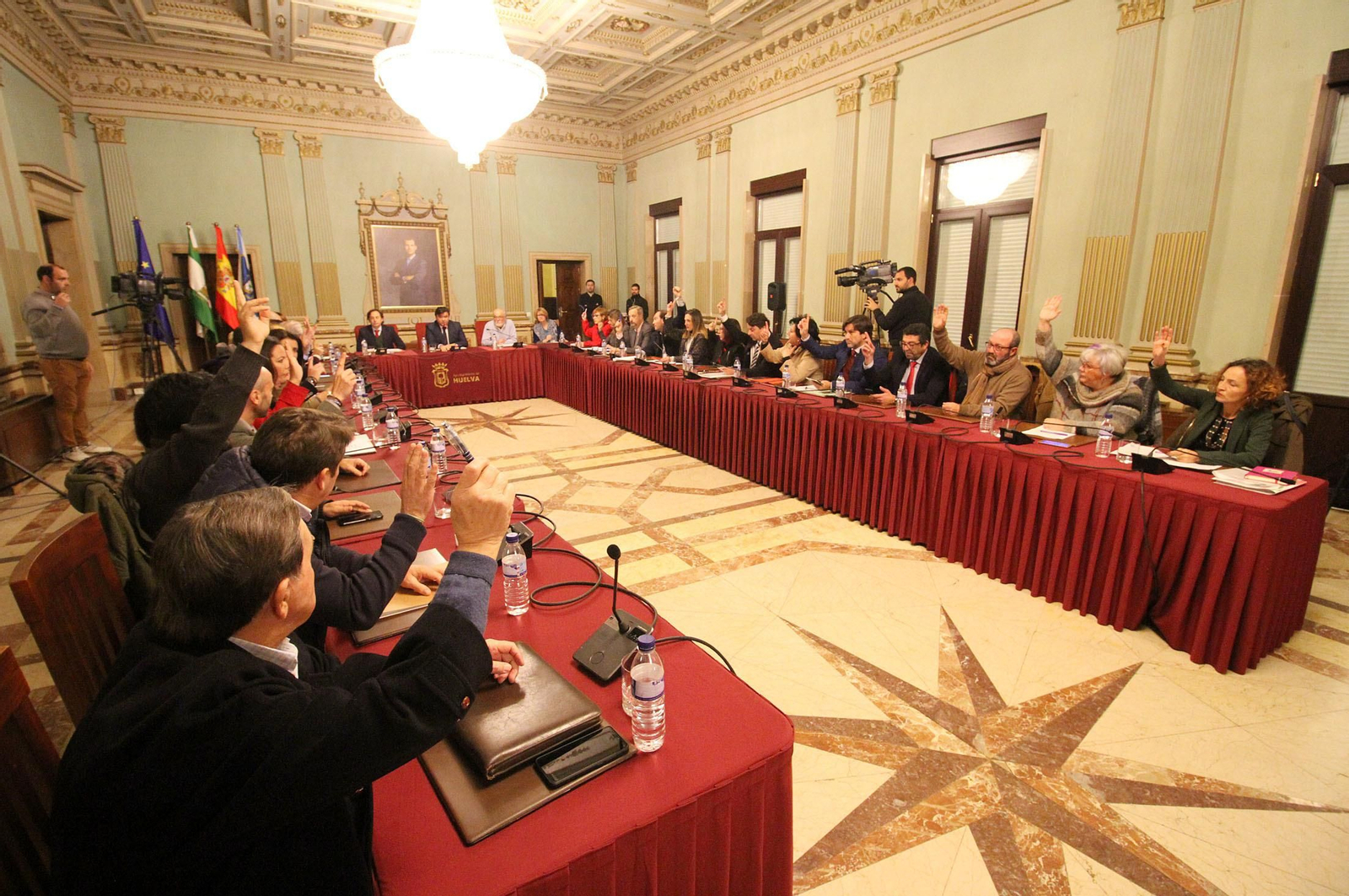 La Corporación Municipal vota a favor de la medida propuesta por el equipo de gobierno.