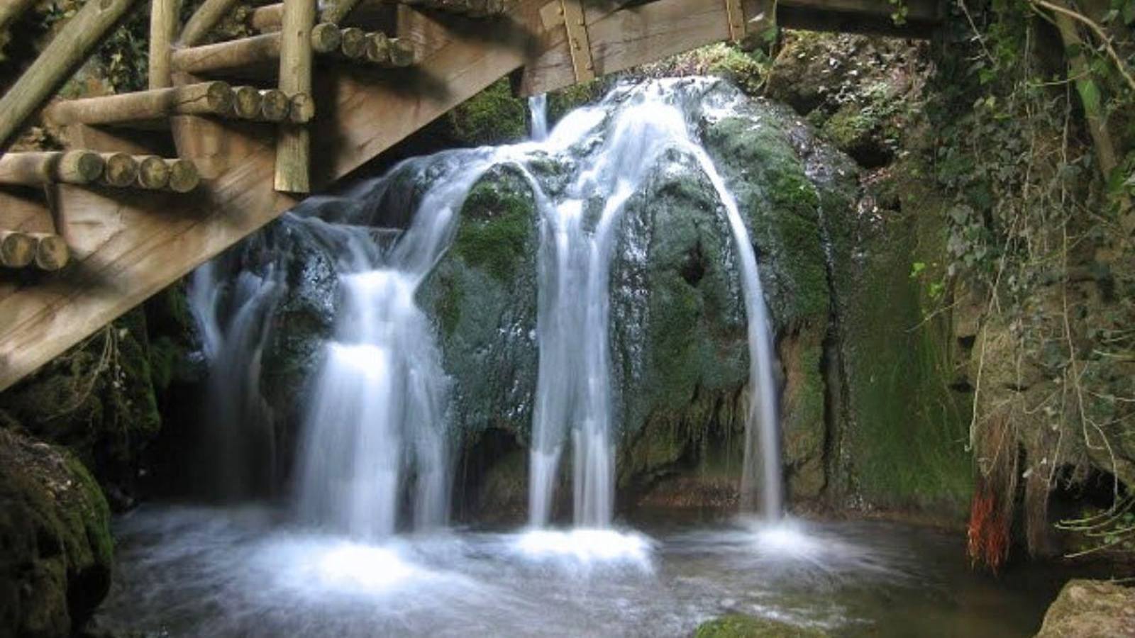 Los puentes de madera y las pequeñas y grandes cascadas marcan un itinerario muy especial.