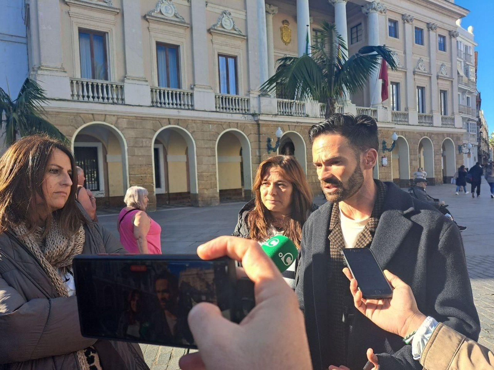 Los concejales de Adelante Izquierda Gaditana, ante el Ayuntamiento de Cádiz.