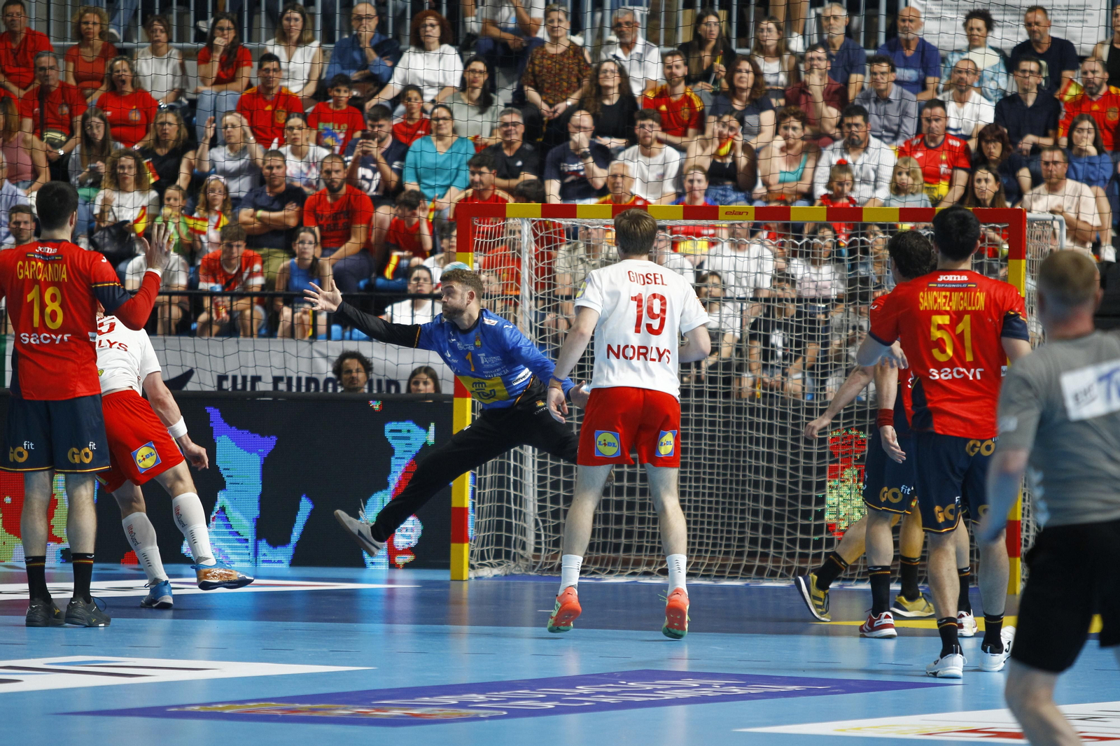 Imágenes del España-Dinamarca de la EHF Euro Cup de balonmano, en Almería