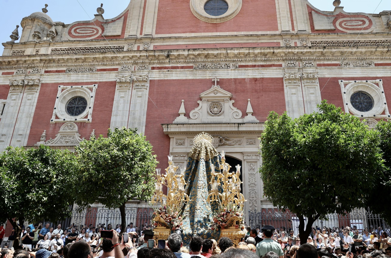 Las imágenes del traslado de la Virgen del Rocío al Salvador