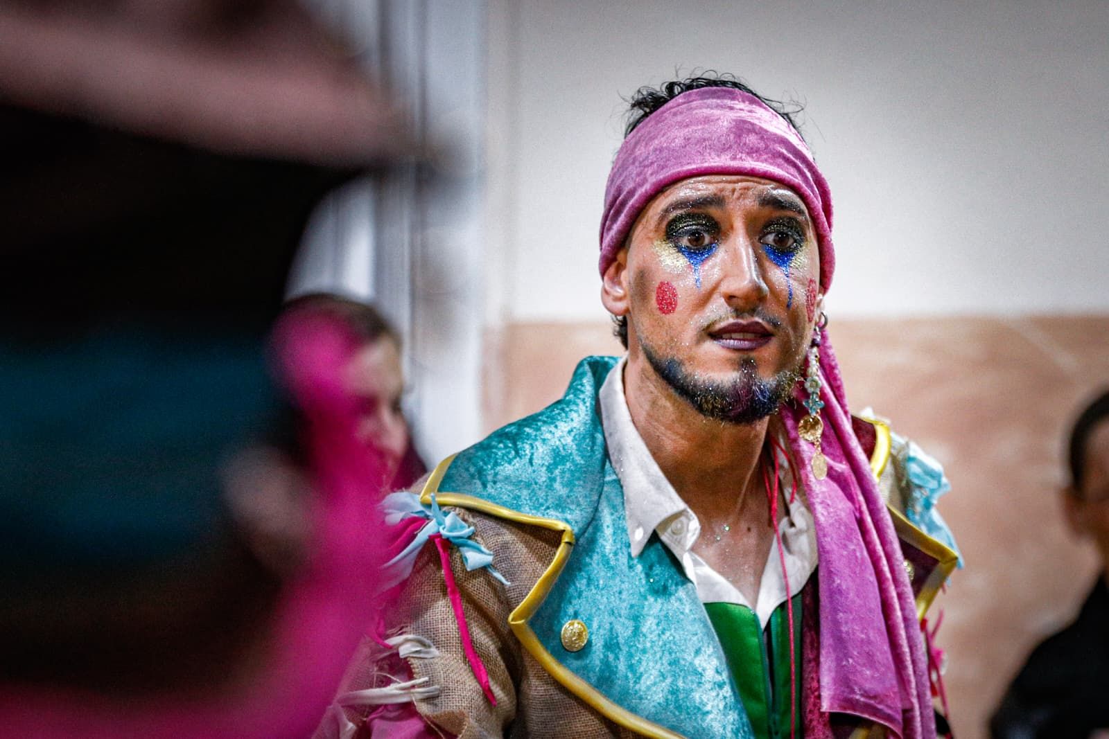 El director de la comparsa de Isla Cristina 'Los mindundis', Fran Millán, en camerinos.