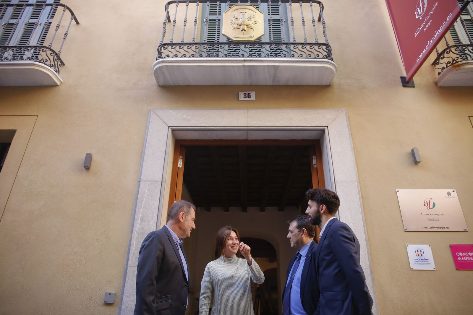 Autoridades frente a la entrada de la antigua sede de la Alianza Francesa.