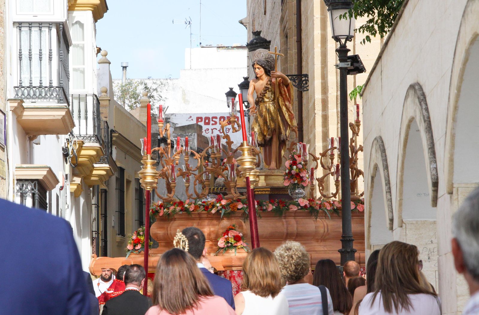 Desfile procesional del Patrón de Chiclana poco después de su salida desde la Iglesia Mayor.