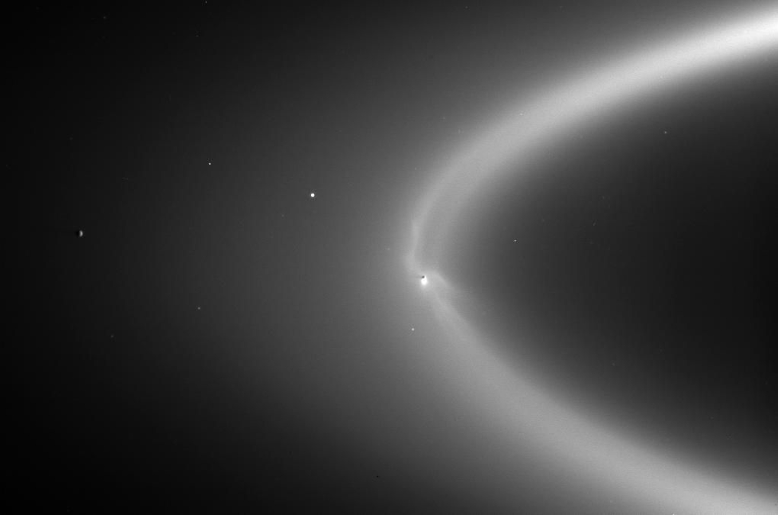 Encélado, orbitando en uno de los anillos de Saturno.
