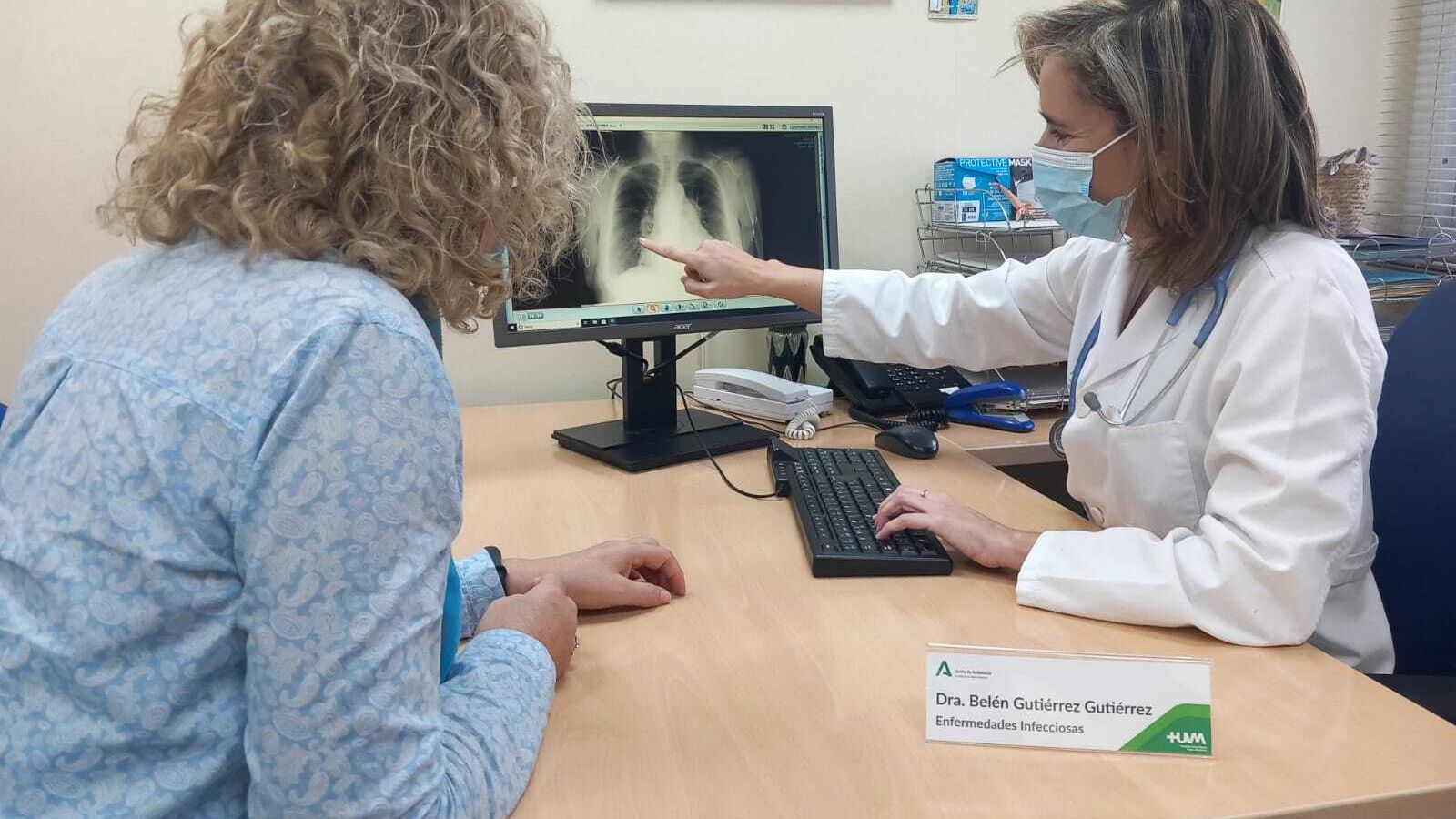Belén Gutiérrez, junto a una paciente, en su consulta.