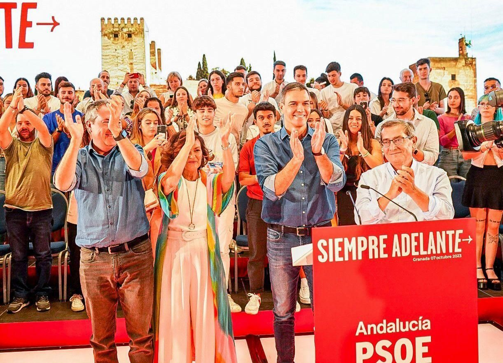 Las mejores imágenes del primer mitin de Pedro Sánchez tras recibir el encargo de formar gobierno por parte del Rey