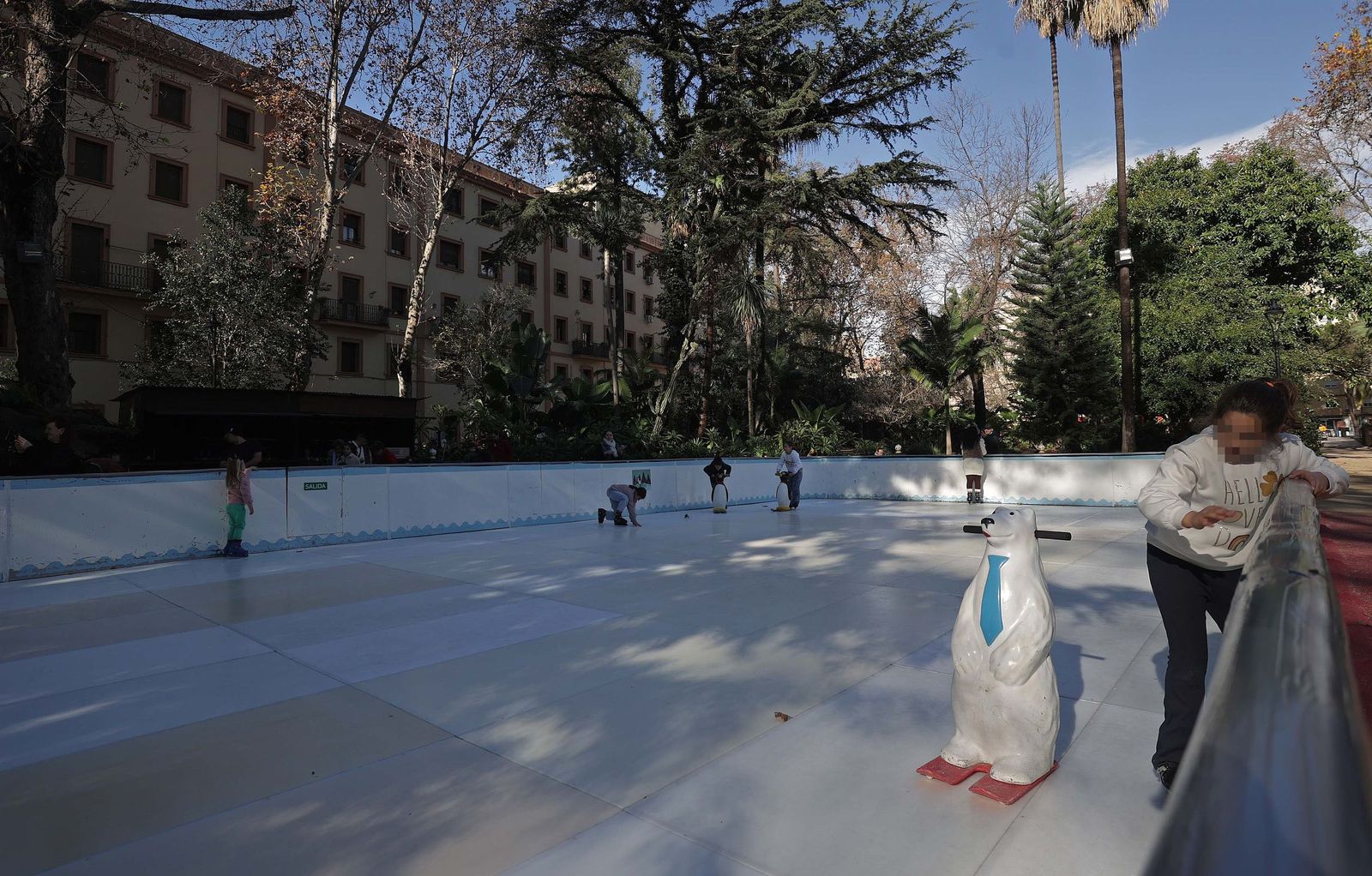 Ambiente matinal en la pista de hielo artificial de Algeciras, inaugurada el 19 de diciembre, cuya superficie real se queda muy por debajo de los 400 metros cuadrados contratados.