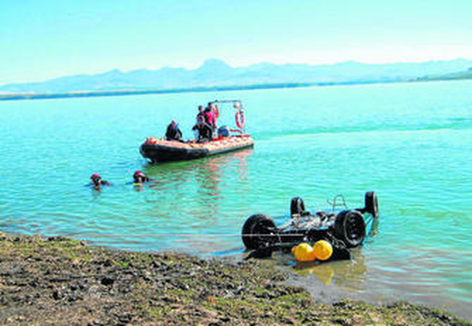 Efectivos de buceo, ayer, realizando unas maniobras de salvamento simulando un accidente.