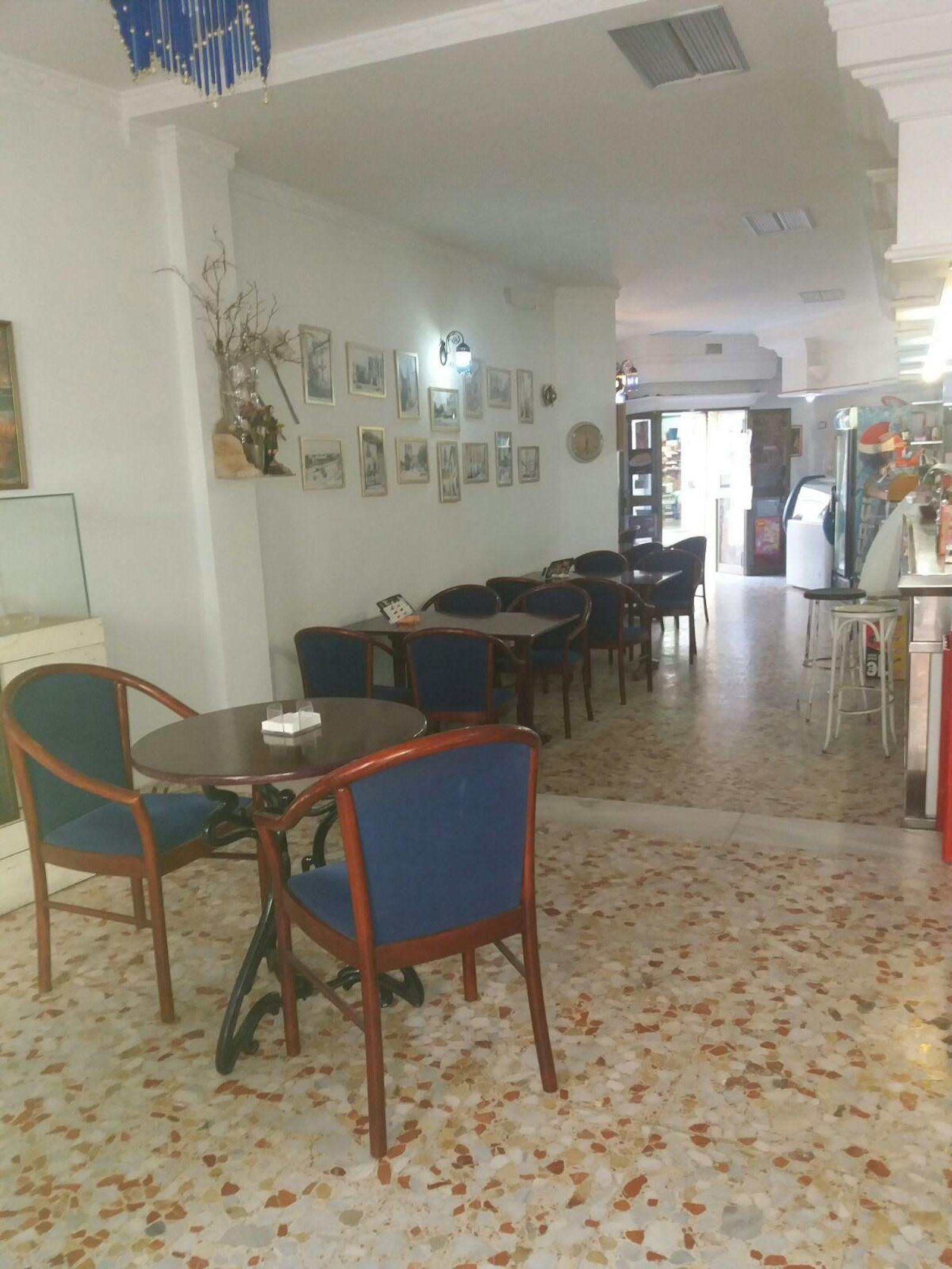 Salón interior de la cafetería panadería Polvillo, en Almodóvar del Río.