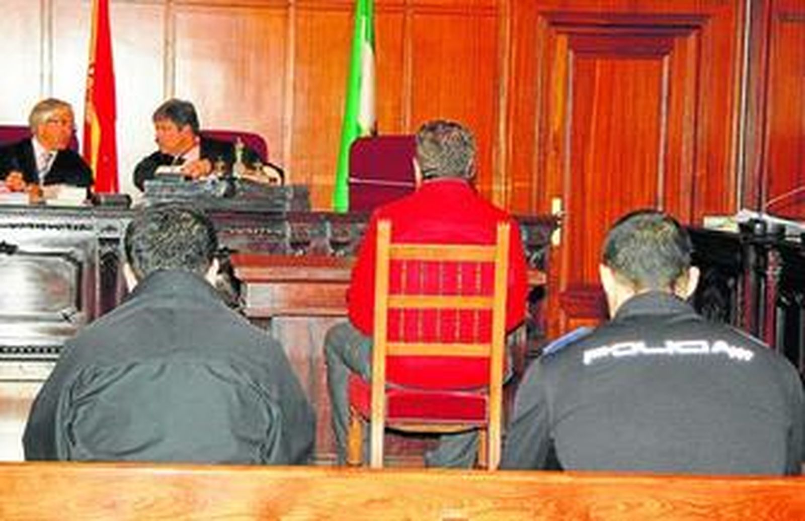 El acusado, Óscar Riquelme, en el banquillo y al lado un detalle de cuando fue detenido.