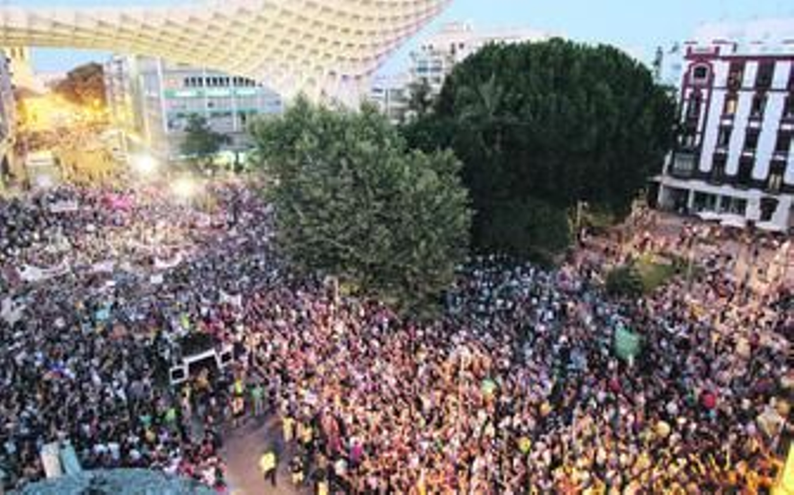La manifestación culminó en la Plaza de la Encarnación, donde se ubica la acampada del 15-M.