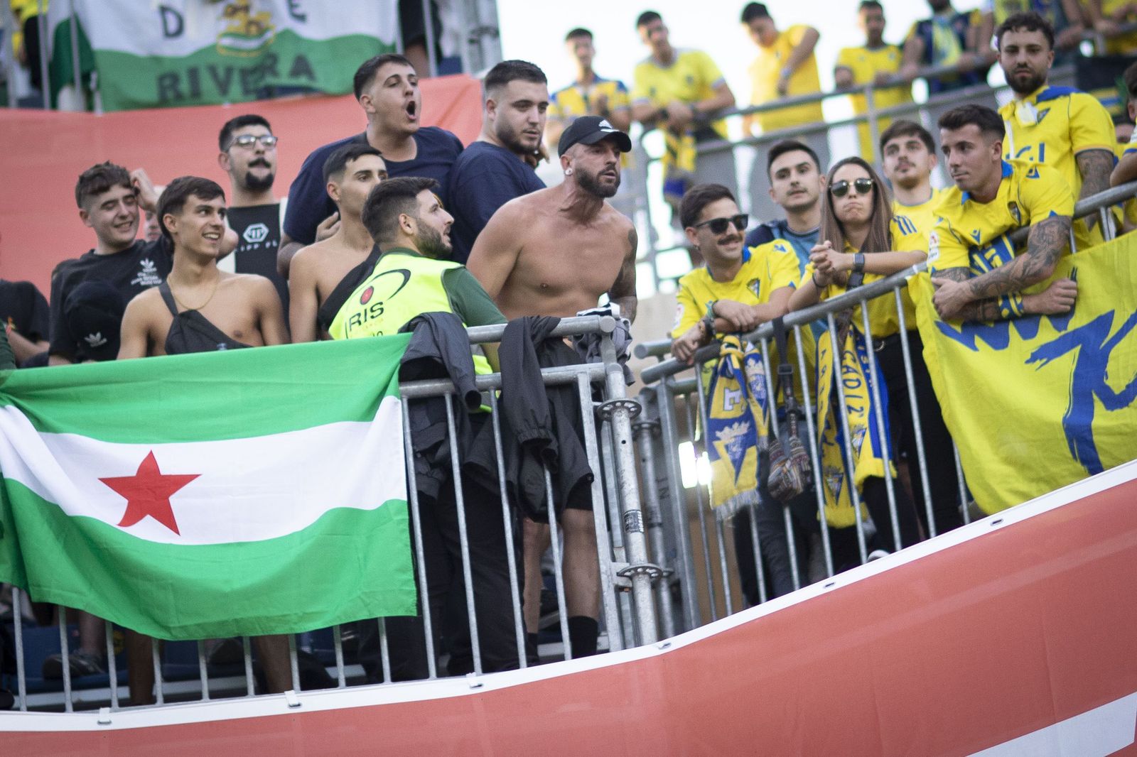 Aficionados del Cádiz encarándose en la zona visitante de Los Cármenes con seguidores del Granada CF.