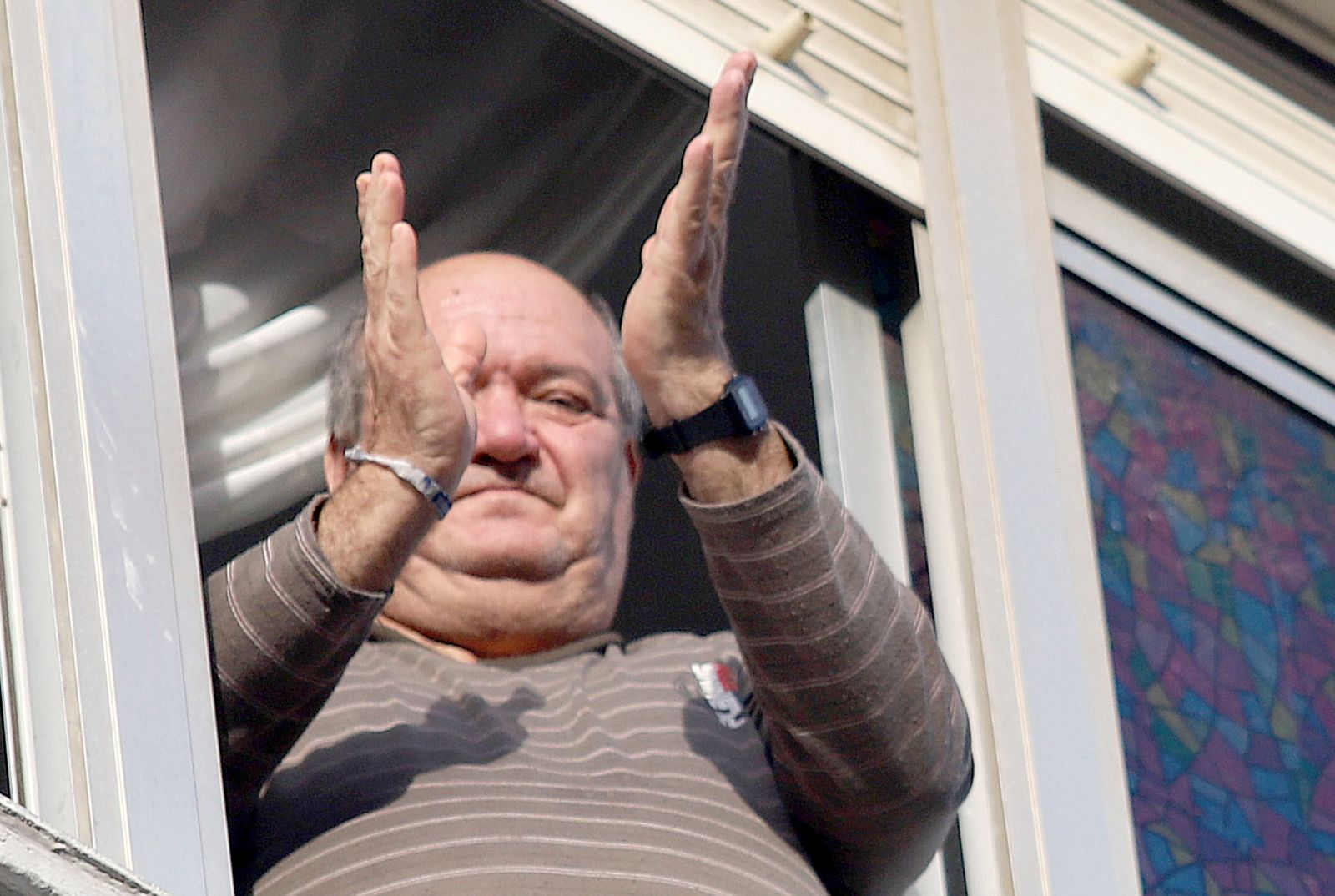 Imágenes del homenaje a los sanitarios de los vecinos de los Rosales