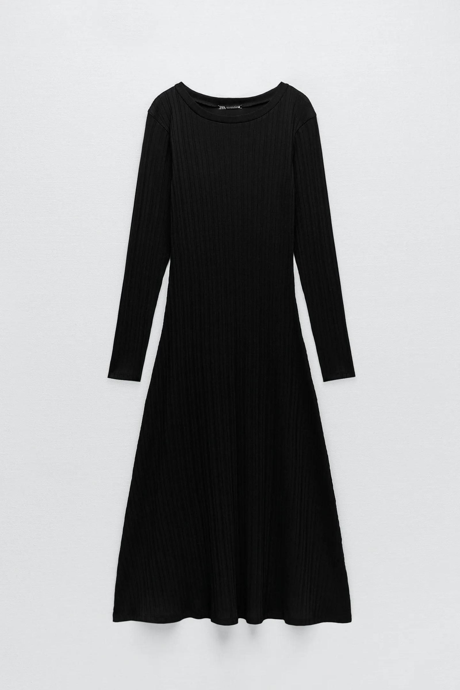 Vestido negro midi de Zara.