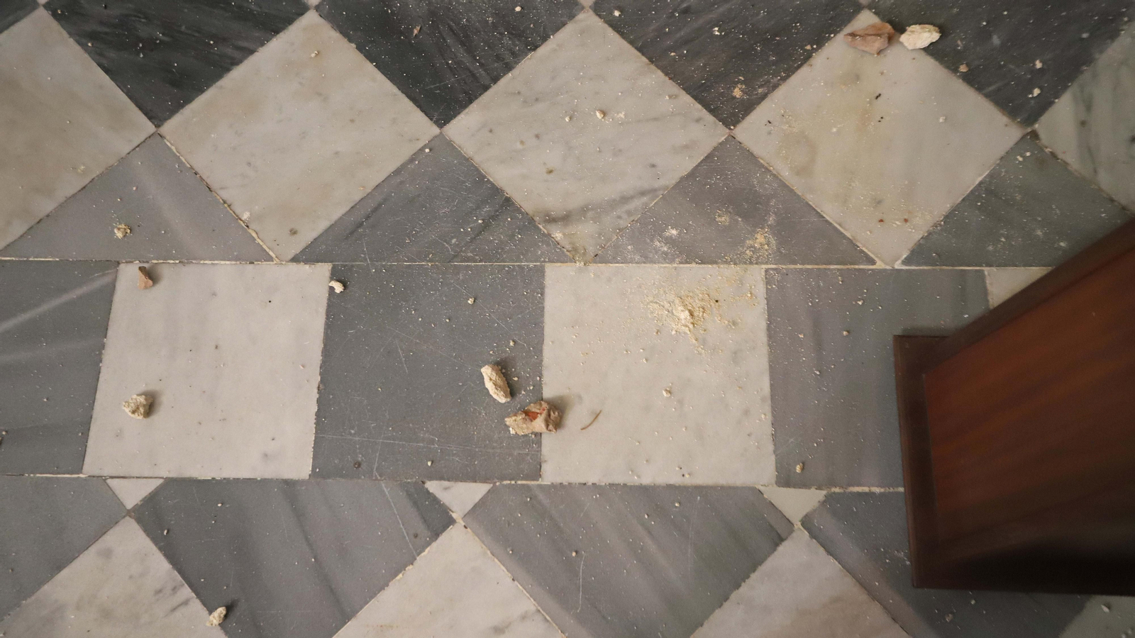 Fotos de los daños en las vidrieras de la iglesia de San Mateo, en Tarifa