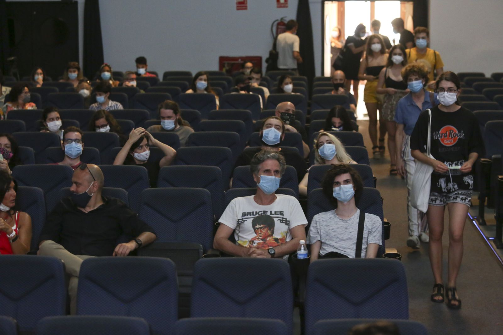Público congregado en la Sala 1 del Cine Albéniz, este jueves, en la reapertura.