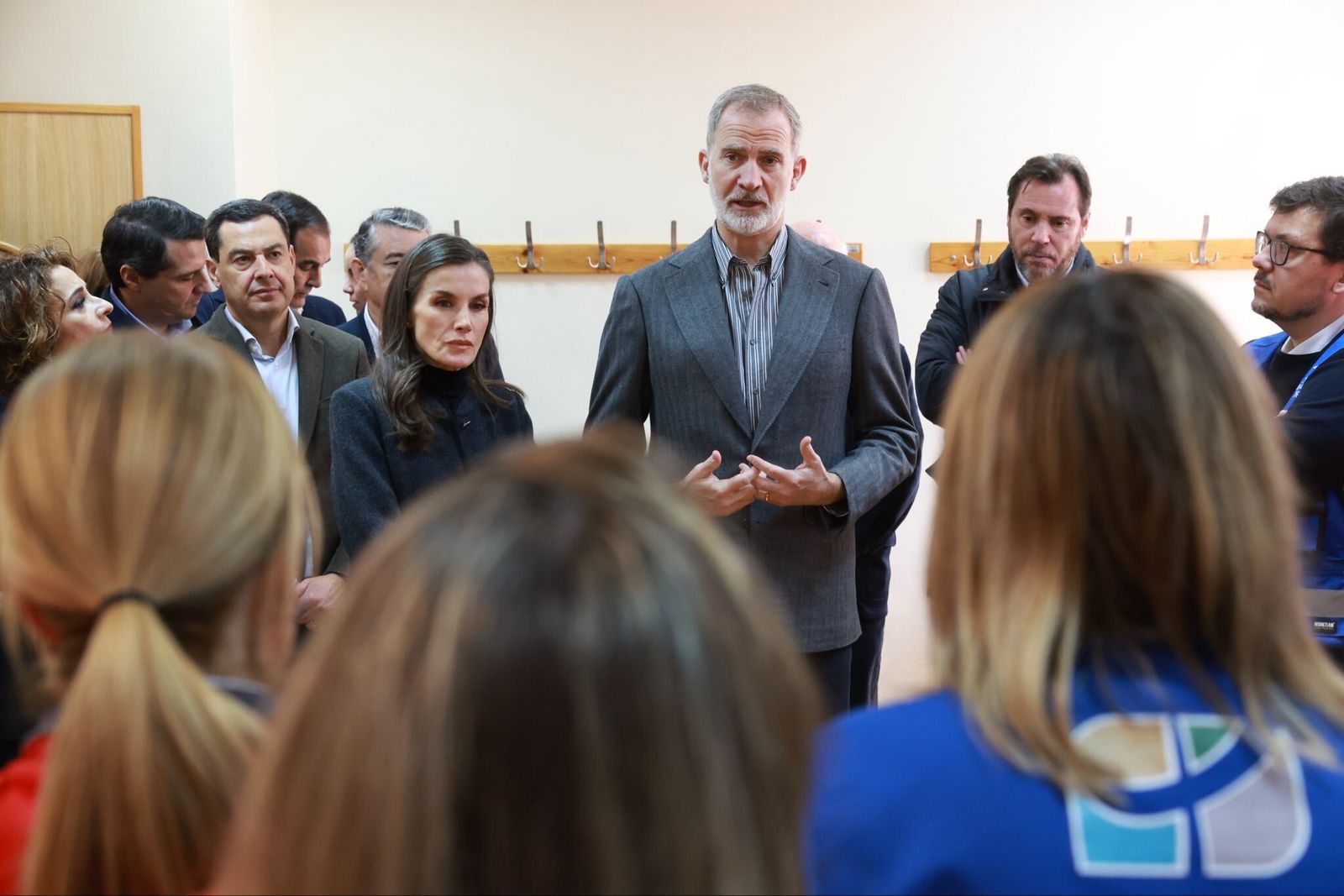 Los reyes visitan a los heridos del accidente de Adamuz en el Reina Sofía, en imágenes